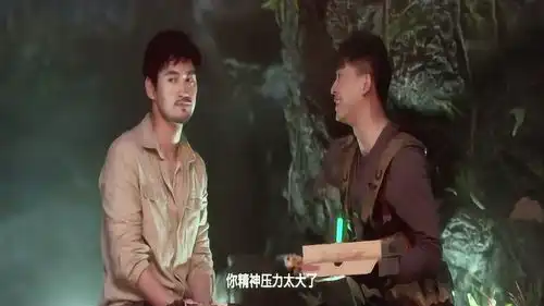 爱情公寓张起灵被美女喂食,吴邪在旁边看的吃醋了

