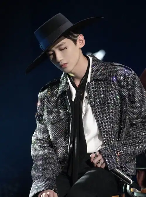 明侦新四大才子剧照帅出圈这一期有戚薇张新成,还有一位超有梗的老玩家