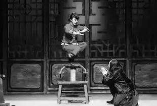 跷功展美和小脚出丑