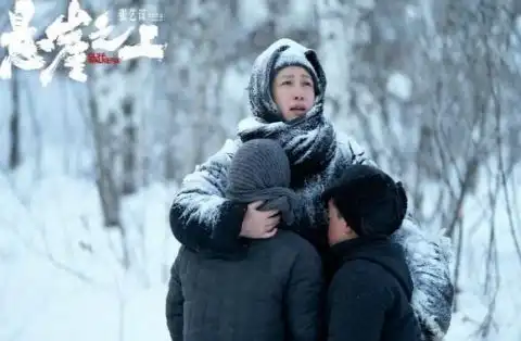 42岁秦海璐母亲节发长文致敬悬崖之上王郁角色
