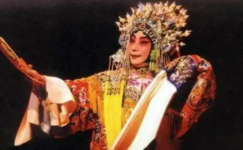 62岁大爷因入戏太深,30年来男扮女装吓跑妻女,他如今怎样了