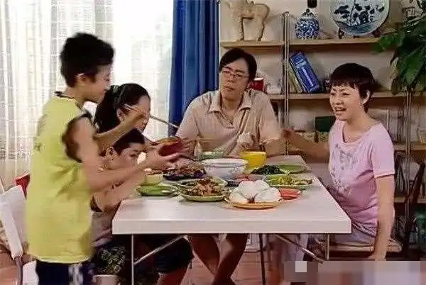 家有儿女刘星一家多富就这一桌子菜,十几年后有几人吃得起
