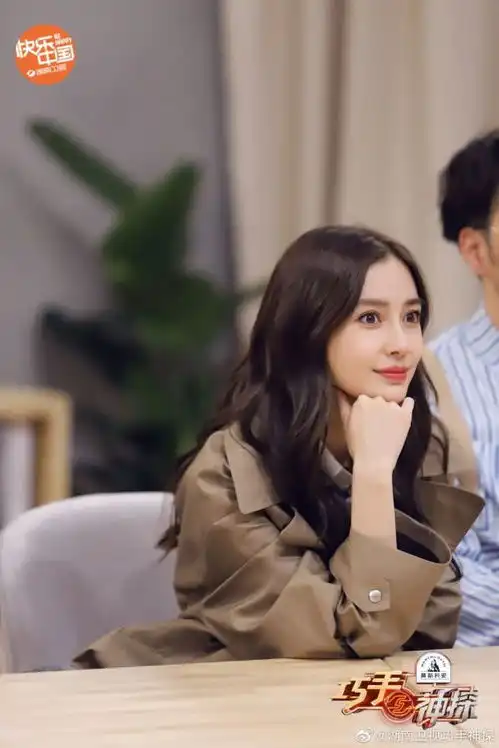 baby新综艺剧照来袭,身穿风衣气场十足,或将成为团队智慧担当