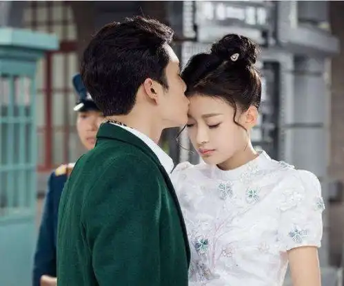 经纪人捧红她,她嫁给经纪人的儿子,网友确认过眼神,是一家人