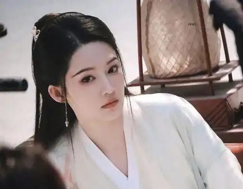 七夜雪再引热议,李沁再现清冷古装,与曾舜晞同框太般配
