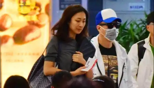 孙红雷与老婆逛街全程帮忙拎包,34岁娇妻穿着清凉大长腿抢镜
