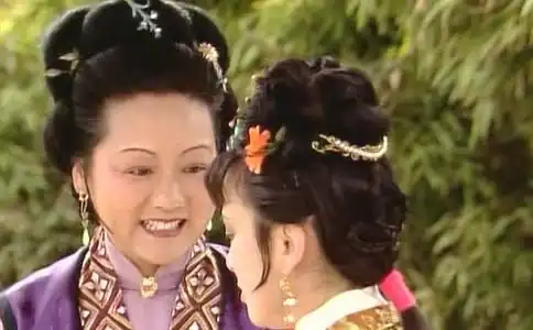 红楼梦周瑞家的送宫花,走过李纨窗前,为何要往里看一眼