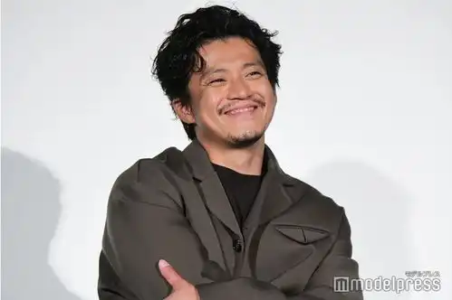 组图小栗旬出席电影活动胡须造型成熟稳重
