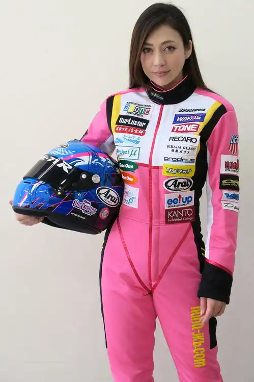 日本混血赛车皇后演绎真人版头文字d