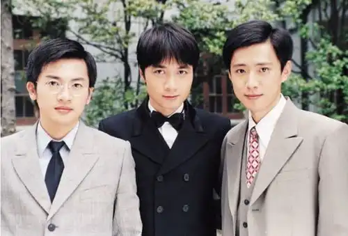 出道22年零绯闻,老婆虽意外坠马毁容,却被他宠成公主
