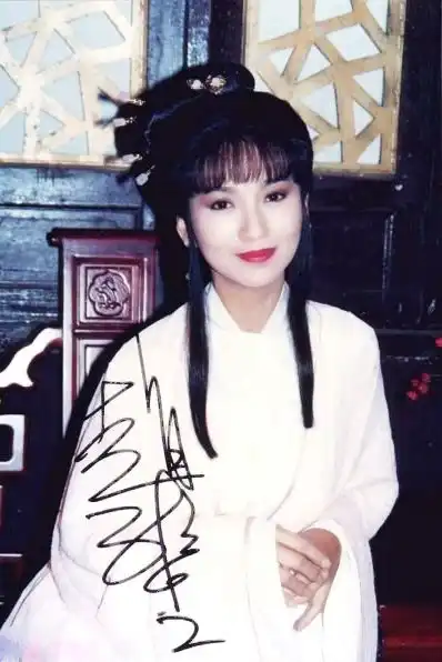 新白娘子传奇中三大主演的签名照,叶童的最有创意