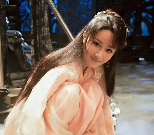 杨紫打卡亲爱的热爱的拍摄地,休闲穿搭高挑纤细,为新剧剪短头发