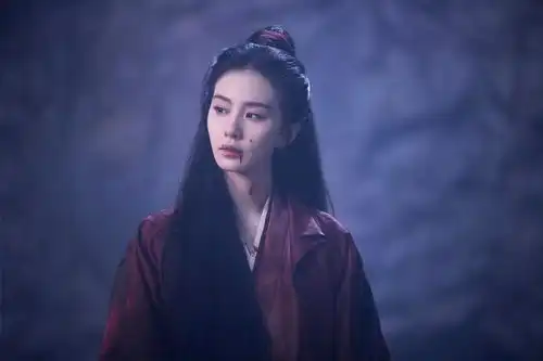 刘诗诗新剧大爆火红衣战损美出圈演技更是封神,不愧是天选古人
