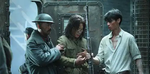 来看看八佰的删减片段,士兵调侃老算盘,被老算盘抽了一巴掌
