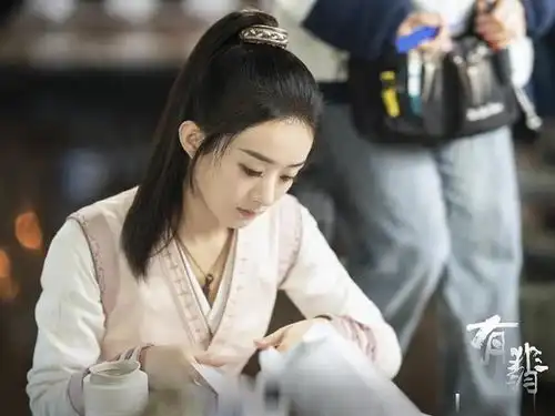 赵丽颖新剧照公开,却与路透差别明显,粉丝怪冯绍峰没照顾好老婆
