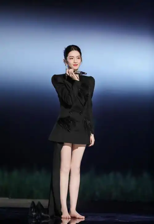 乘风破浪的姐姐们齐晒童年剧照,谁又击中了你