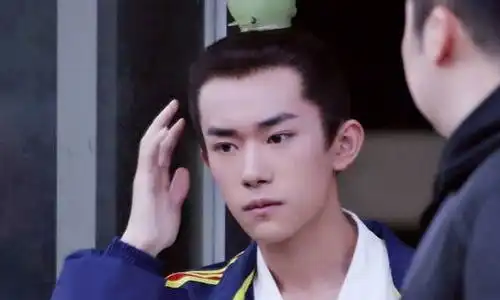 易烊千玺的新剧剧照曝光,这下巴自带的两小坨肉吸人眼球
