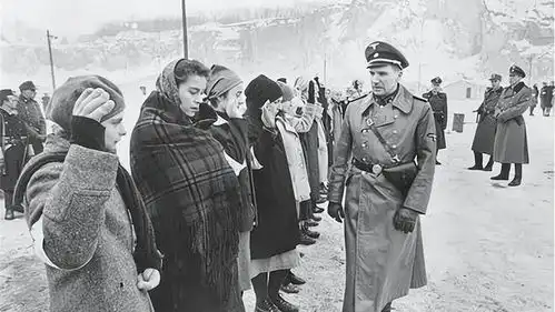 二战时,犹太女人究竟有多惨一旦被抓获,穿衣服都会成为奢望
