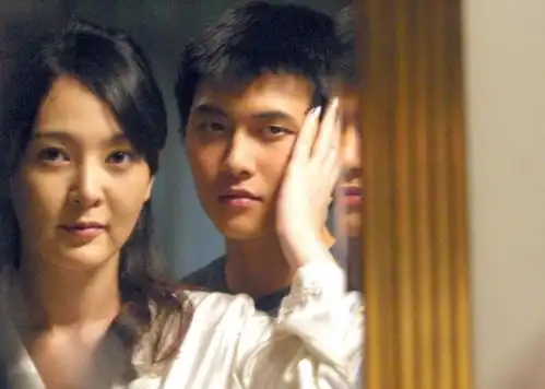 有一部韩国电影,讲的是一个发传单的人每到晚上就到别人家睡觉结果最后被发现了,后面就忘了
