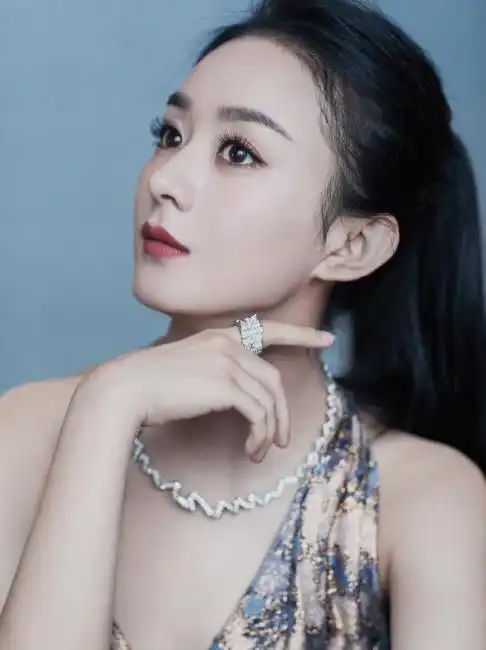 赵丽颖穿高定不再土味穿露背装参加活动,看到包回到解放前