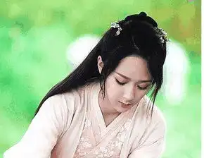 杨紫整容添新证鼻梁现三条凸线,被疑是线雕隆鼻网友怪不得
