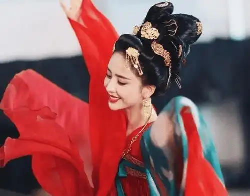 佟丽娅古装花絮照火了一袭红衣美绝,终于懂君王为啥不上早朝了
