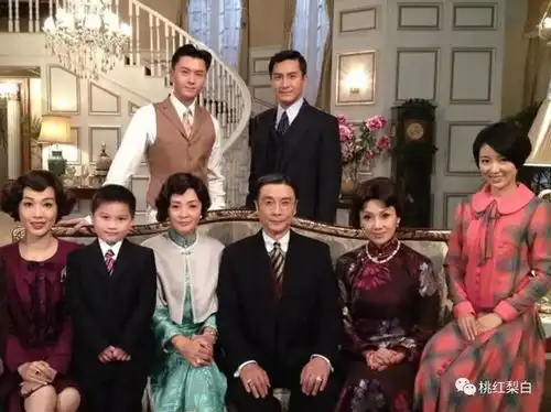 百亿千金强强联手,黎姿李嘉欣沦落到只能镶边了
