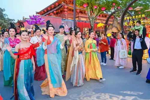 在曲江,用一身华服穿出长安绮梦
