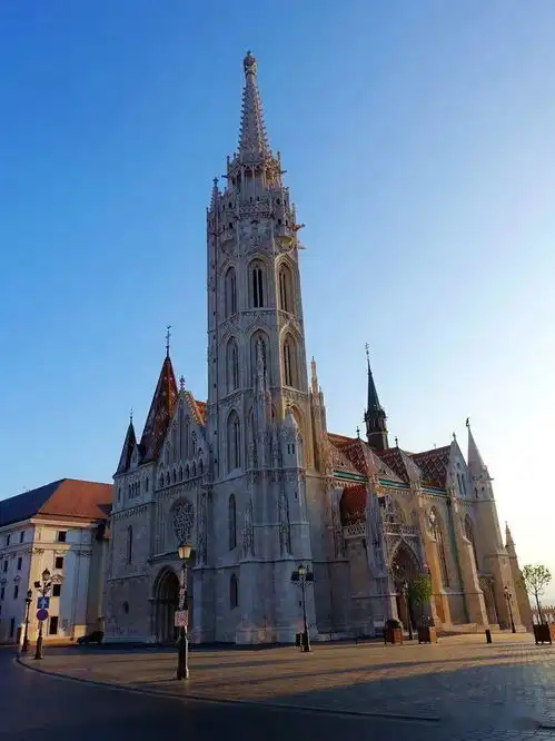 茜茜公主在此加冕雨果对她倍加推崇乌鸦拯救了国王这不是一个童话故事
