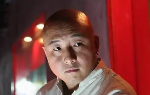 吴京的发小竟是周晓鸥曾是零点乐队的主唱,如今博学多才