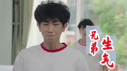 兄弟比赛心态出问题,哥哥试图安慰失败
