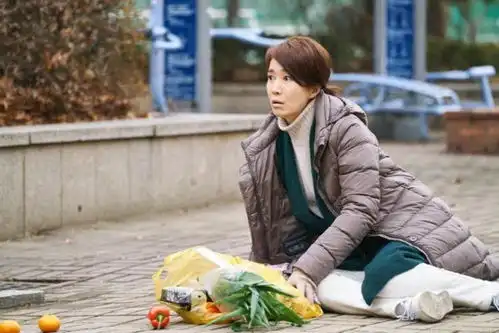 蓝色大海的传说曝第十三集剧照全智贤与李敏镐母亲相遇图
