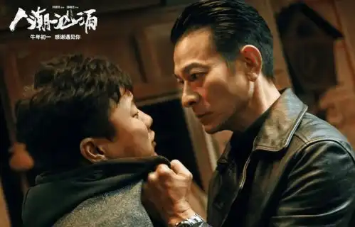 被泼水被打耳光仍微笑,人潮汹涌里的刘德华到底有多敬业