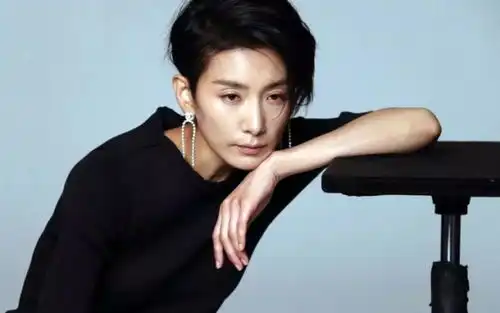 天空之城恶魔老师金瑞亨入围百想争女主,45岁的她火了