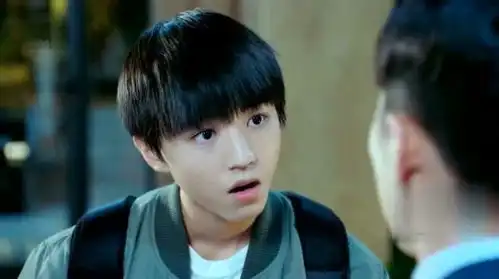 我们的少年时代邬童被人跟踪,原因却无厘头,竟然是因为他穿裙子
