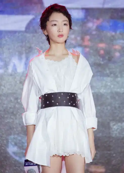 周冬雨纸片身材挺高级,一袭挂脖小黑裙,穿出一米八气场范
