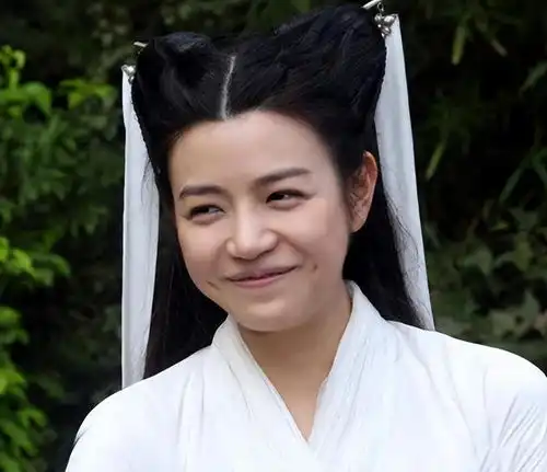 讲真如果于正有央视的一半审美,陈妍希当年就不会被骂成小笼包