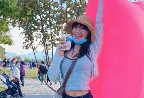 任敏与室友合影晒照,c位系花实力抢镜,难怪会成为班宠
