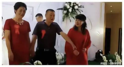单亲妈妈嫁女儿,亲家公牵两位妈妈上台网友亲家公做法很得体结婚婚姻自由恋爱家庭生活孤单网易订阅
