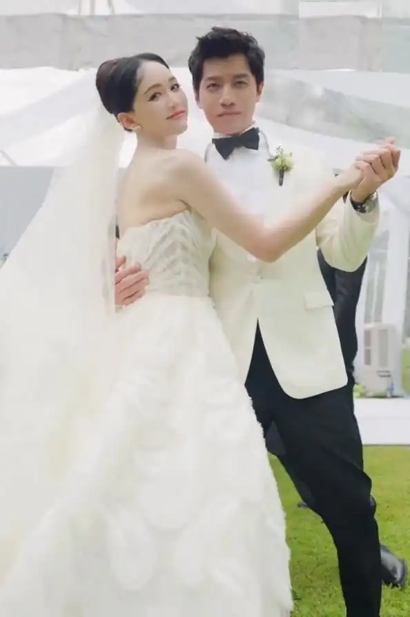 陈乔恩婚礼敬茶房曝光,明道发文梦回王子变青蛙,陈乔恩问红包呢
