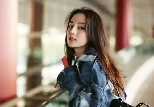 玩偶之家剧照,迪丽热巴复古装扮也太可爱了,人间真人偶