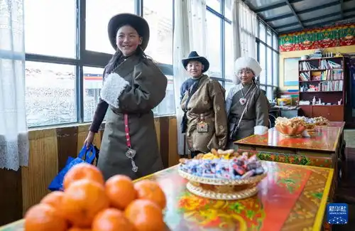 新春走基层藏历新年遇上农历春节藏北人家四世同堂年味浓