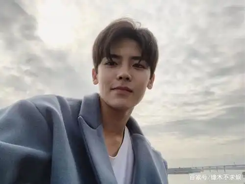 成毅替侯明昊宣传新剧,称呼透出两人关系,对方曾被传加入欢瑞
