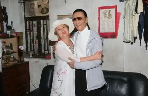 84岁谢贤新片宣传照,摘掉墨镜皱纹纵横老态明显,已看淡生死