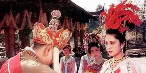 她是最美女儿国国王,经历2次婚姻,67岁仍无儿无女
