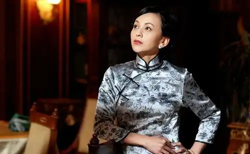 46岁王琳近照,与富豪老公性格不合,如今和儿子相依为命