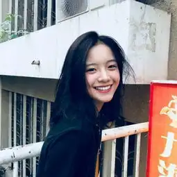 李庚希红毯造型一言难尽,透视装加烫头瞬间显老10岁,灵气全无
