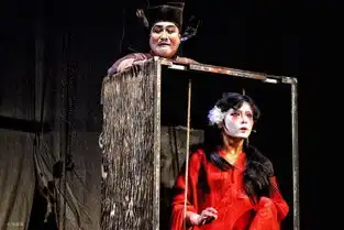 人生如戏李晏记录中国当代戏剧台前幕后的故事
