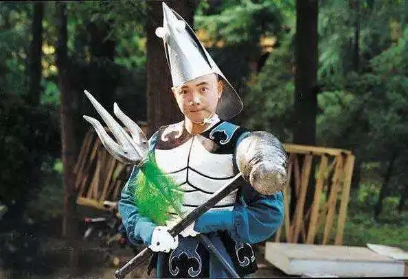 这位光头当年居然是发型模特岁月不仅是杀猪刀还可能是电推子