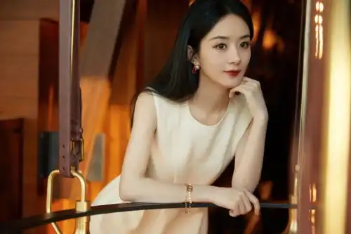 赵丽颖单身后首次开直播,被问到与冯绍峰离婚原因,她这样回应
